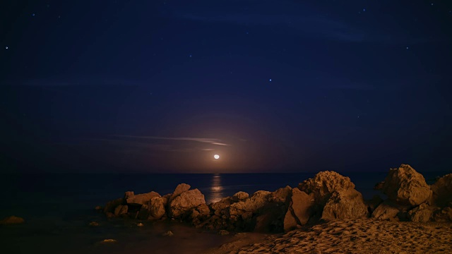 詳情圖-史詩般的月亮從海上升起。有一個月球軌道，星星和隕星