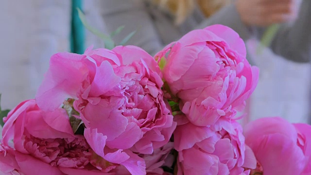 专业花艺师在工作室整理鲜花