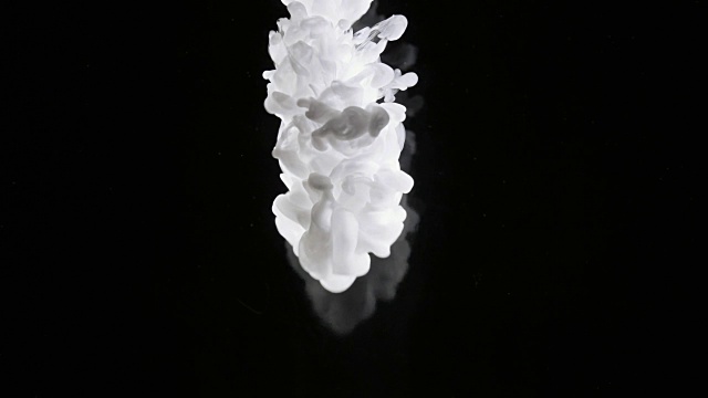 概念艺术:水中的白色油漆，慢动作中的烟雾
