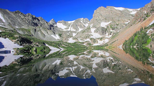 伊莎贝尔湖高山倒影