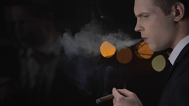 公司老板焦急地抽着雪茄，规划经营战略，决策