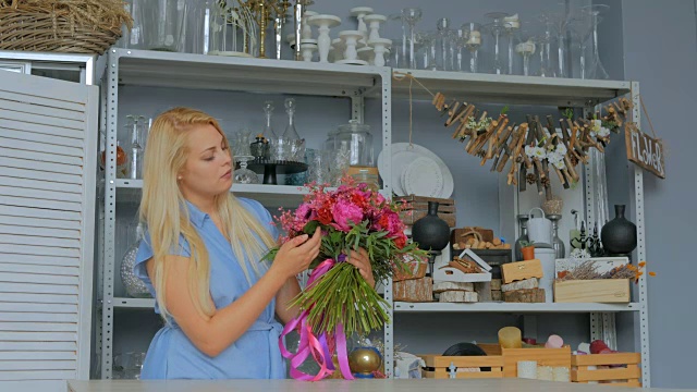 详情图-专业花艺师在工作室拿花束并检查花束