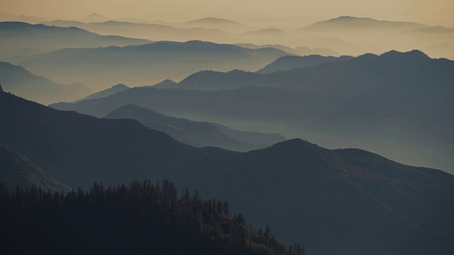 日落内华达山脉全景。加州，美利坚合众国。