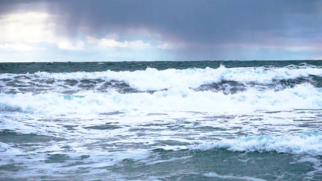 恶劣天气下的暴风雨海浪气旋飓风风慢镜头大海海水，大浪海浪溅海滩。大西洋迈阿密,佛罗里达,