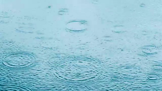 抽象的背景，雨滴落在水面上