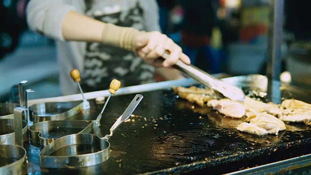 鸡丁在烧烤烤炉上烧熟。台湾夜市街头小吃摊贩