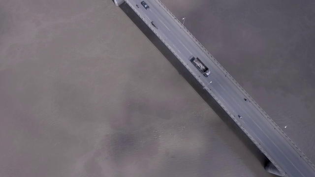 车辆在河上过桥的架空鸟瞰图