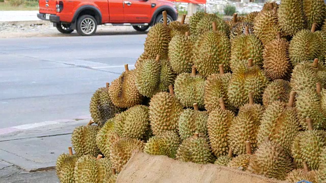 榴莲在街头商店的柜台上。泰国和亚洲的奇异水果