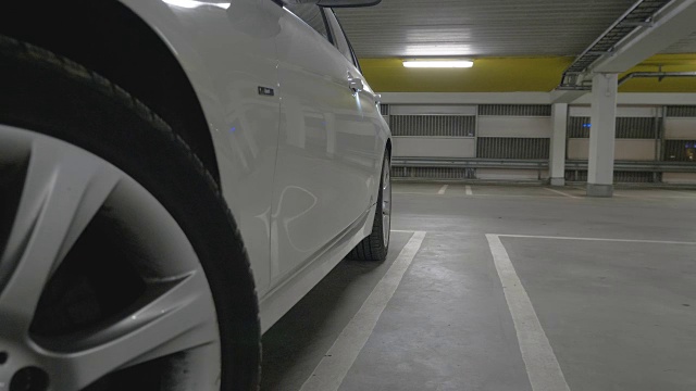 男人上了停在车库的一辆车