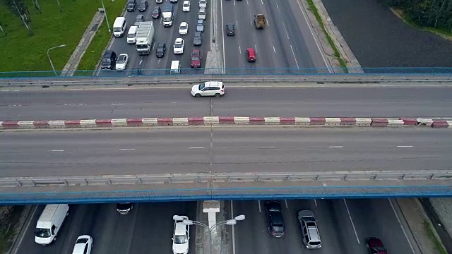 高速公路上的四车道公路桥。