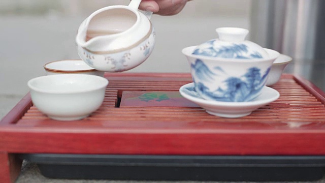 中国茶道。视频。近桌茶道，茶具及配件。中国茶道是由茶师表演的
