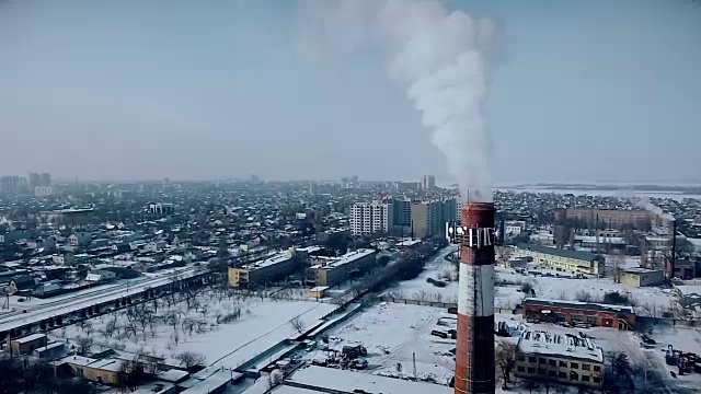 城市上空飘着烟斗的烟雾