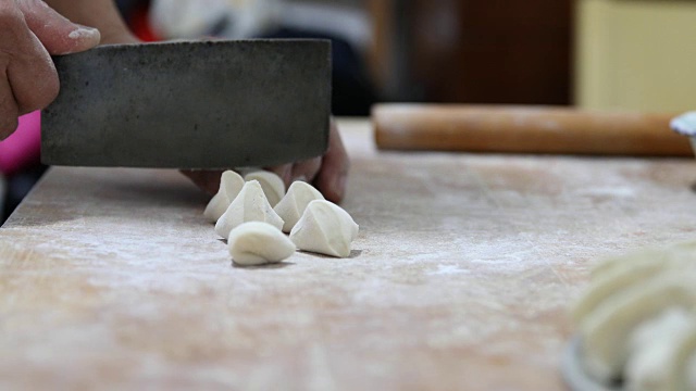 烹饪中国饺子-切面团