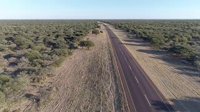 柏油公路的鸟瞰图，穿越喀拉哈里沙漠的喀拉哈里公路