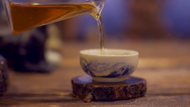 用玻璃茶壶和传统茶杯的中国茶道