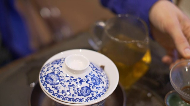 男子为中国传统茶道倒热茶