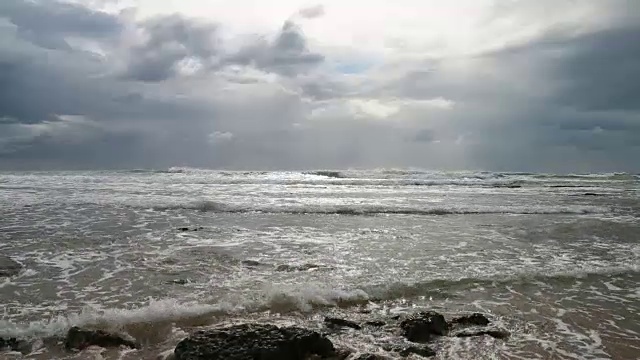 在一个阴天海浪到达海岸