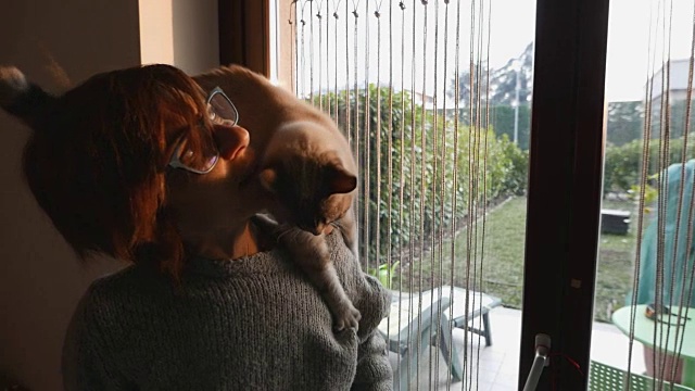 慢镜头:猫在微笑的美女肩上玩耍