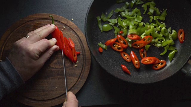 详情图-男人为菲希塔切辣椒。墨西哥食物的视频