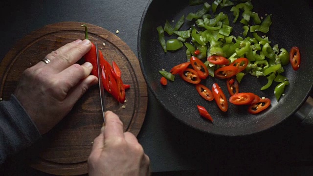 详情图-男人为菲希塔切辣椒。墨西哥食物的视频