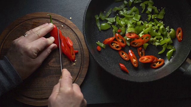 详情图-男人为菲希塔切辣椒。墨西哥食物的视频