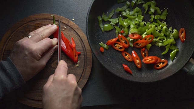 详情图-男人为菲希塔切辣椒。墨西哥食物的视频