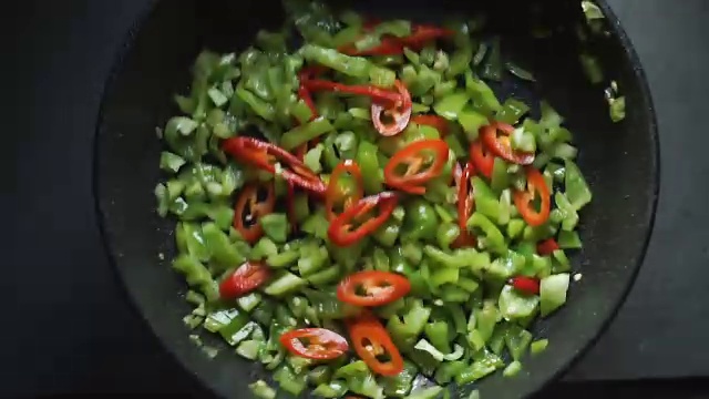 红椒和青椒在煎锅里做法吉特饼。视频