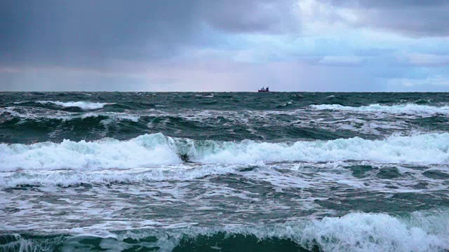 恶劣天气下的暴风雨海浪气旋飓风风慢镜头大海海水，大浪海浪溅海滩。大西洋迈阿密,佛罗里达,