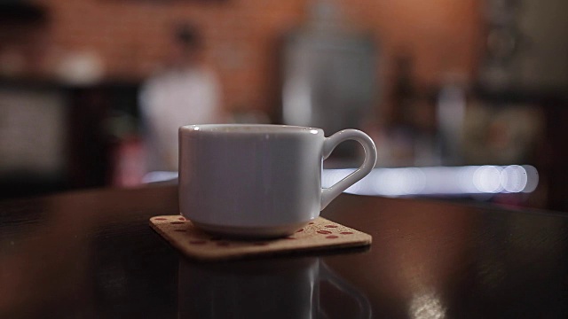 一杯热咖啡。咖啡或茶。棕色杯子的热饮与蒸汽。意大利浓缩咖啡特写镜头。高清视频