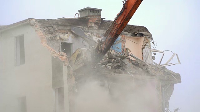 爆破机器毁坏建筑物。