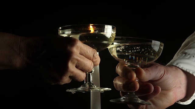 浪漫的烛光香槟祝酒