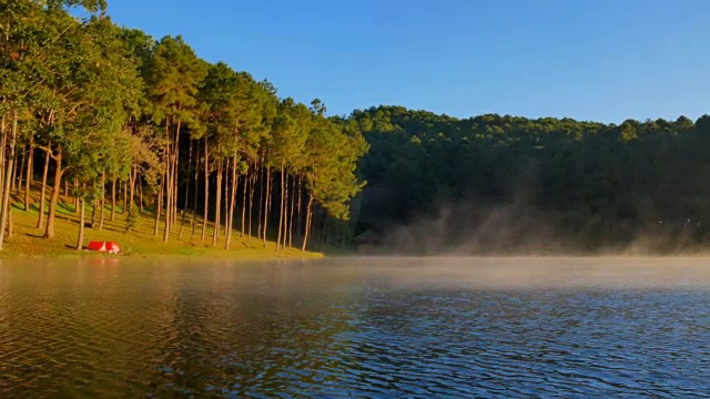 景色宁静的雾漂浮在湖面上与山在早上在庞ung, Mae Hong Son，泰国