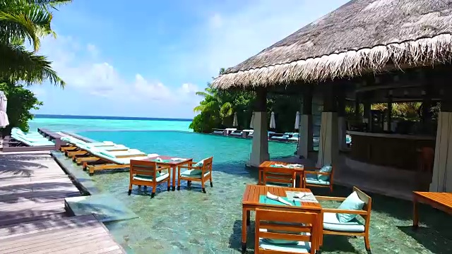 详情图-马尔代夫，蓝天，蓝绿色的海，白色的沙子和绿色的棕榈树。