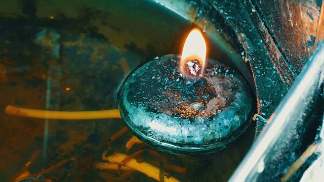 圆形铁蜡烛与永恒的火在特殊的房子。以火的形式供奉给神的佛教祭品