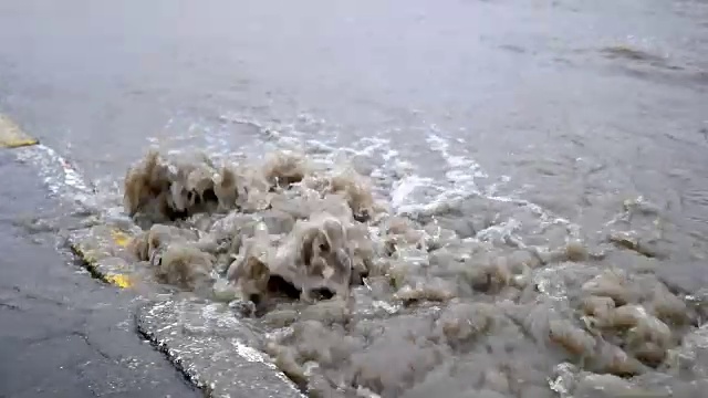 雨后的洪水顺着道路的排水沟流下去