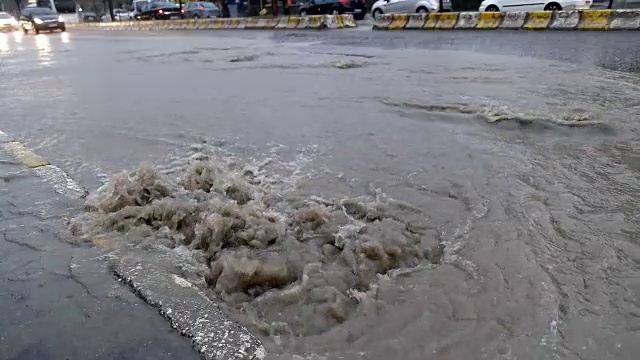 雨后的洪水顺着道路的排水沟流下去