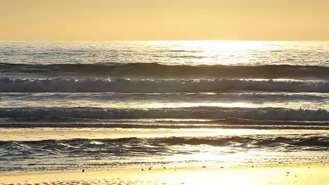 玩，痛苦，皮划艇和划桨在海上与日落的背景，在特里松树海滩，圣地亚哥，CA 100%慢动作
