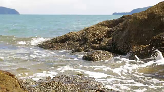 林加诺海滩上的海浪。普吉岛,泰国