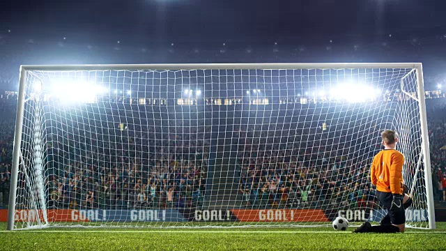 詳情圖-足球守門(mén)員跳起來(lái)沒(méi)能接住球