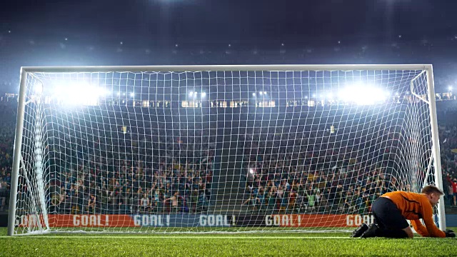 詳情圖-足球守門(mén)員跳起來(lái)沒(méi)能接住球