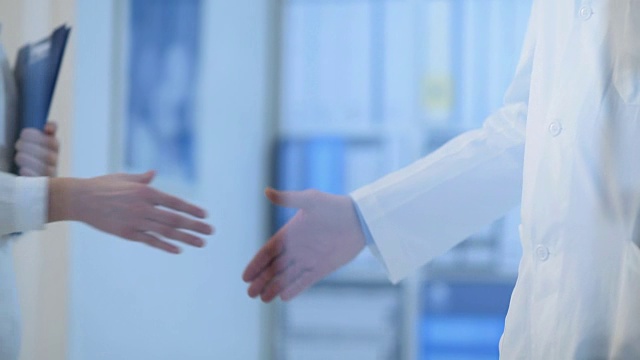 医生在办公室会见病人