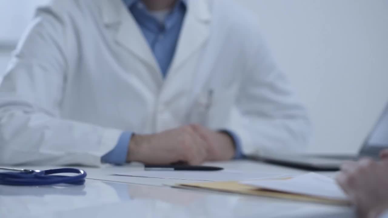 医生在办公室会见病人