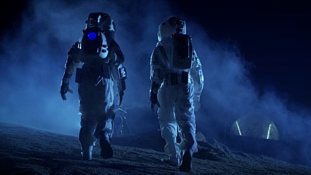 詳情圖-兩名宇航員穿著太空服在外星球上向火星車和測地線圓頂走去。高科技空間探索概念。探索和發(fā)現(xiàn)新的宜居行星的載人任務(wù)。
