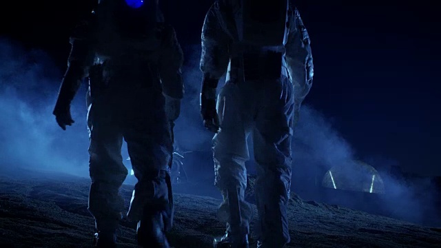 詳情圖-兩名宇航員穿著太空服在外星球上向火星車和測地線圓頂走去。高科技空間探索概念。探索和發(fā)現(xiàn)新的宜居行星的載人任務(wù)。