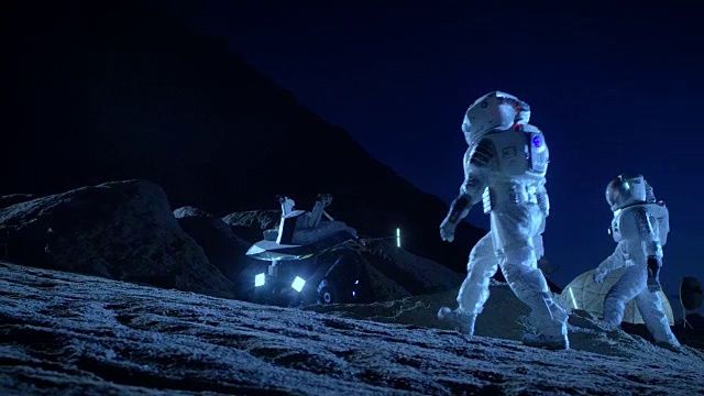 詳情圖-兩名宇航員穿著宇航服在外星球上為表面探索任務準備太空車。關于太空殖民的未來概念。