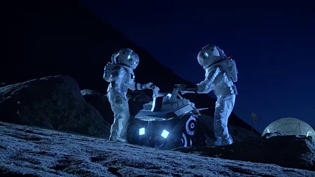 詳情圖-兩名宇航員穿著宇航服在外星球上為表面探索任務準備太空車。關于太空殖民的未來概念。