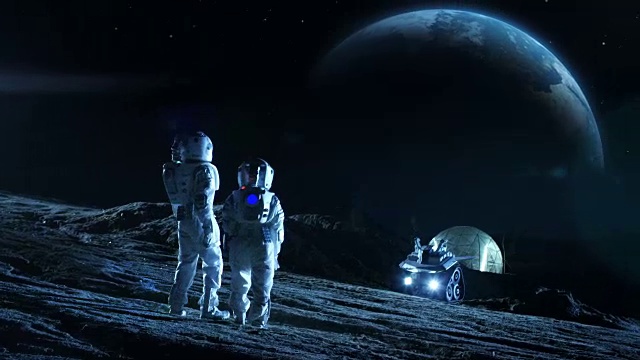 詳情圖-兩名宇航員穿著太空服站在月球上看美麗的地球。在背景月球基地與測(cè)量圓頂。月球殖民和太空旅行概念。遠(yuǎn)景。