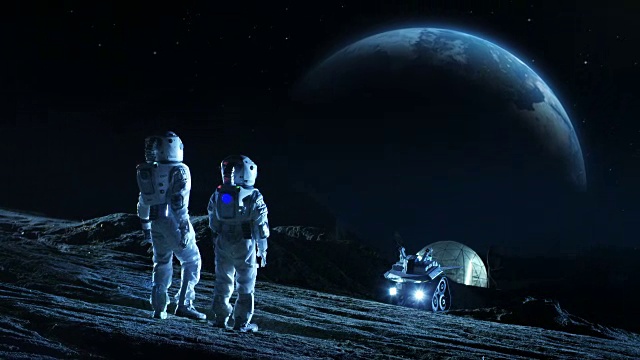 詳情圖-兩名宇航員穿著太空服站在月球上看美麗的地球。在背景月球基地與測(cè)量圓頂。月球殖民和太空旅行概念。遠(yuǎn)景。