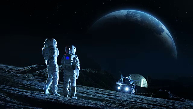 詳情圖-兩名宇航員穿著太空服站在月球上看美麗的地球。在背景月球基地與測(cè)量圓頂。月球殖民和太空旅行概念。遠(yuǎn)景。