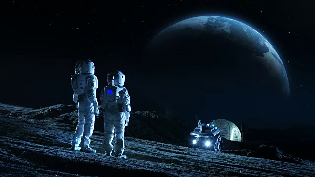 詳情圖-兩名宇航員穿著太空服站在月球上看美麗的地球。在背景月球基地與測(cè)量圓頂。月球殖民和太空旅行概念。遠(yuǎn)景。